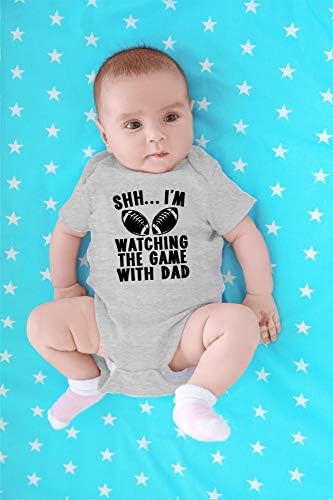 Shh јас сум Гледајќи го Игра Со Татко - Смешно Тато да Биде Подарок - Симпатична Бебе во Едно Парче Бебе Bodysuit